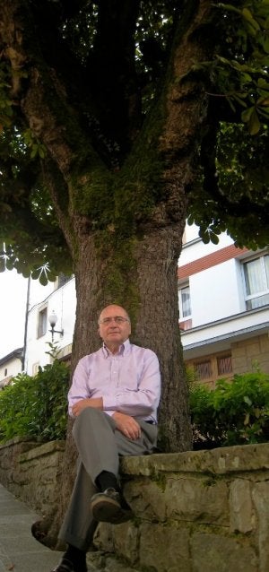 Etelvino González, presidente de Cubera, sentado junto a un castaño de Indias en la plaza Santa Clara de Villaviciosa. ::
T. BASTERRA/