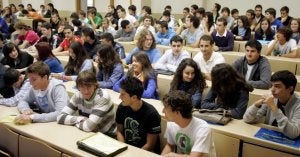 Los primeros alumnos de la nueva Escuela Politécnica de Ingeniería asistieron ayer a la jornada inaugural. ::
LUIS SEVILLA/