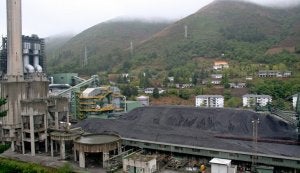 Carbón apilado en la central térmica de Soto de la Barca (Tineo), propiedad de Gas Natural-Fenosa, ayer. ::
AZCÁRATE/