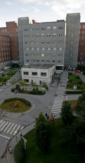 Imagen del HUCA, donde hay 6.114 pacientes en lista de espera. :: E. C./
