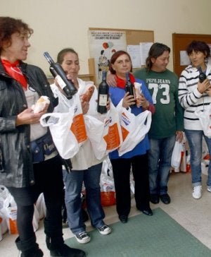Tremañes repartió ayer el bollo y la botella de vino. :: P. CITOULA/