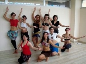 Susana Carnero, Paula Gómez, Carmen López, María Rodríguez, Lorena Costales, Eva Hernando, Ariadna Martín, Virginia Navez y Silvia Fernández pusieron el punto exótico en la fiesta celebrada en el pub Plaza./