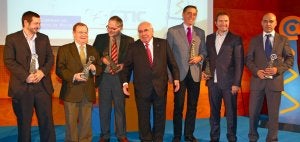 Vicente Álvarez Areces, con los ganadores de los premios de la Sociedad de la Información. ::
ADRI QUINTANA/