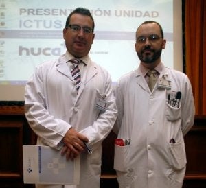 Por la izquierda, Julio Pascual, jefe de servicio, y Sergio Calleja, responsable de la nueva unidad del ictus, ayer. ::
MARIO ROJAS/