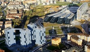 El edificio que aparece aún con andamios debería estar ya concluido. Es uno de los antiguos pabellones del Hospital Psiquiátrico, que se reconvertirá en el área administrativa del HUCA. La imagen aérea fue tomada el pasado lunes por EL COMERCIO. :: MARIETA Al fondo de la imagen se puede ver al conjunto de La Cadellada. Los torres que aparecen en primer término son las de la nueva urbanización Montenuño. :: MARIETA/