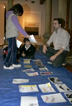 Taller. Pedro Fano, con los pequeños en el Barjola. ::
PALOMA UCHA/