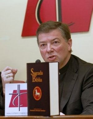 Martínez Camino, con la nueva edición de la Biblia. ::
EFE/