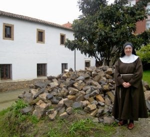 María Luisa Picado, en el exterior del convento en obras. ::
T. B./
