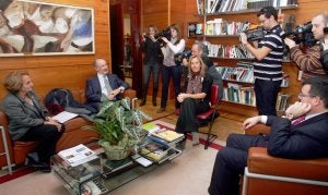 Rodrigo Rato en el despacho de la alcaldesa, con Paz Fernández Felgueroso, Pilar Fernández Pardo y Santiago Martínez Argüelles. :: P. CITOULA/
