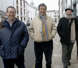 Álvarez-Cascos, acompañado por Pelayo Roces, pasea junto a Pepe El Ferreiro por Grandas de Salime, hace justo un año. ::
CITOULA/