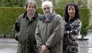 Jorge Camino, en el centro, con sus compañeros y arqueólogos Rogelio Estrada y Yolanda Viniegra. ::
MARIO ROJAS/