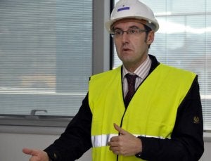 Mario González, en las obras del futuro HUCA. En la imagen, el gerente muestra una de las zonas del área ambulatoria. :: JESÚS DÍAZ/