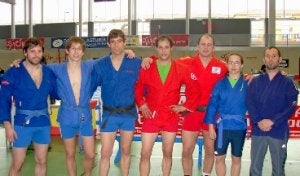 Los medallistas asturianos posan tras los distintos combates. ::
S. F./