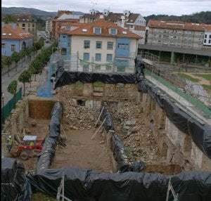 Operarios trabajan en la última fase del desmontaje de la Casa de los Hevia. ::
FOTO CEDIDA POR VICENTE ALONSO/