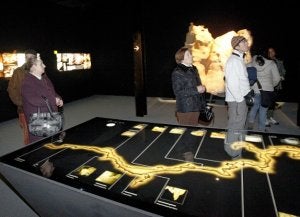 Uno de los primeros grupos que partició en las visitas guiadas del centro de interpretación escucha un audiovisual en una sala. ::
ACEBAL/