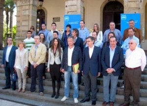 En primera fila y por la izquierda, Juan Basilio González, Ana Carmen Fernández, Juan Ramón González, Marta Faya, José Manuel Felgueres, Ovidio Sánchez, Fernando Goñi y Asensio Martínez. En la segunda, Adrián Carneado, Elena Sopeña, Borja García, Rubén Viñes, Andrés Buznego, Dolores Mieres y 'Sietes'. En la tercera, por la derecha, Joaquín Cuesta, Amable Bedriñana, María Corripio, Óscar Solares, Mercedes Álvarez y Víctor Fernández, entre otros. :: T. B./