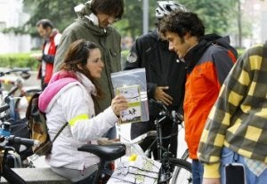 Los miembros de Asturies Conbici, ayer en El Parche.t Uno de los libros espera dueño en un rincón de la ciudad.
Dos ciclistas charlan sobre un libro./