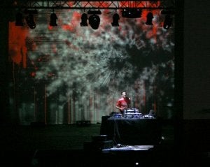 Jon Hopkins con los visuales de Alba G. Corral. ::
PIRU DE LA PUENTE/