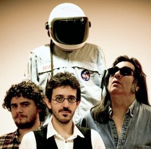 Rafa Sánchez, Jorge Otero y Danny Montgomery con el traje de Neil Armstrong, al fondo. :: C. RODRÍGUEZ/