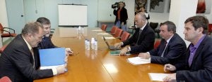 Imagen de la reunión celebrada ayer en Gijón con el director general de Ordenación Pesquera de España. :: JORGE PETEIRO/