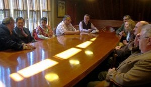 José Cardín, segundo por la izquierda, escucha a los representantes de las asociaciones de Villaviciosa. ::
T. B./