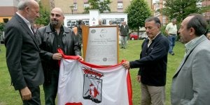 Marcos León, presidente de APFA, y Francisco Suárez, familiar del homenajeado, descubren la placa que da nombre al parque en presencia de Justo Vilabrille y Jesús Montes Estrada. :: JOAQUÍN PAÑEDA/
