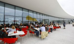 Clientes en la terraza de la cafetería del Edificio Polivalente del Centro Cultural Internacional Oscar Niemeyer. :: MARIETA/