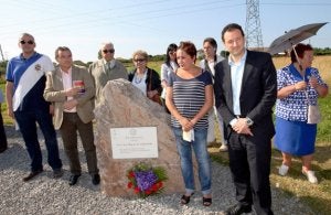 Familiares, allegados y políticos, ayer, durante el homenaje en la fosa de San Miguel. ::
PABLO NOSTI/