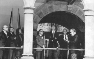 Intervención en 1991 de Joaquín Rubio Camín, ante Plácido Arango, presidente de la Fundación; don Felipe de Borbón, Juan Luis Rodríguez Vigil, Laura González, Manuel Ponga y Asensio Martínez Cobián. ::
E. C./