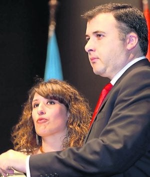 Anabel Santiago y José Luis Remis, los dos presentadores. ::
NOSTI/