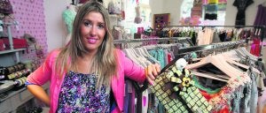 Jacqueline Zarabozo posa en su tieda de moda y complementos, Cake-Keline. ::
PIÑA/