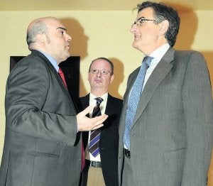 Reinerio Álvarez, en el centro, en una reunión del PP el mes pasado con Agustín Iglesias Caunedo y Ovidio Sánchez. ::
JESÚS DÍAZ/