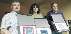 Los representantes de Alcoa, Mavea y Cruz Roja con la placa que les entregó la asociación en reconocimiento a su labor. :: SERGIO LÓPEZ/
