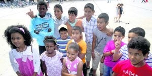 Los niños saharauis, ayer antes de la entrada en el Ayuntamiento. ::
ANDRÉS CASTILLO/