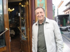 Paco Lobatón a la puerta de Quesos Aquilino para rodar un anuncio de Central Lechera . :: G. F. B./
