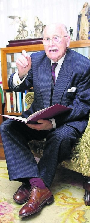 Luis Adaro, en su domicilio, en mayo de 2002. ::
PALOMA UCHA/