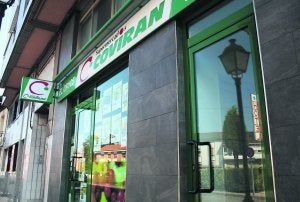 Supermercado del que Tomás salió el viernes cargado con varias bolsas de comida. :: J. M. AZCÁRATE/