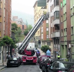Dos camiones de Bomberos acudieron a Ciudad Naranco. ::
M. R./