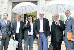 Gona, Martín Garzo, Cercas, Harguindey, Luna y Manuel Miguel, de Cajastur. ::
JESÚS DÍAZ/