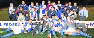 Los componentes del Tuilla posan con el trofeo de la Copa Federación tras derrotar al Langreo ayer en El Bayu. ::
PABLO NOSTI/