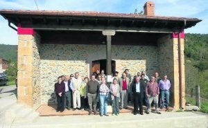 Un nutrido grupo de vecinos participaron ayer en la reunión, que tuvo lugar en las viejas escuelas de Borines. ::
SUSANA SAN MARTÍN/