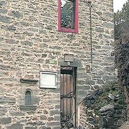 La escuela de San Martín de Valledor, afectada por el fuego. :: E. C./