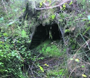 Cuevas. Caborno y las peñas de Buscablos están repletos de bocaminas y ruinas pero se cree que Tomás pudo usar pajares para dormir. :: FOTOS: PURIFICACIÓN CITOULA/