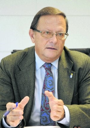 El consejero de Sanidad, José María Navia-Osorio, explica, 'boli' en mano, cómo serán las cuentas del próximo año. :: JESÚS DÍAZ/