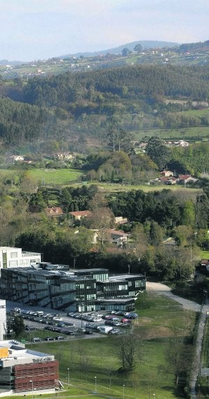 Tras el Parque Científico, los terrenos de Cabueñes afectados por uno de los planes urbanísticos con más contestación. :: JOSÉ SIMAL/