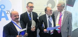 Miguel Gutiérrez, de la Sociedad Española de Psiquiatría; Miguel Bernardo, de la Sociedad de Psiquiatría Biológica; Julio Bobes, presidente del Congreso, y Julio Vallejo, de la Fundación de Psiquiatría y Salud Mental, tras la lectura de la Declaración de Oviedo. ::
MARIO ROJAS/