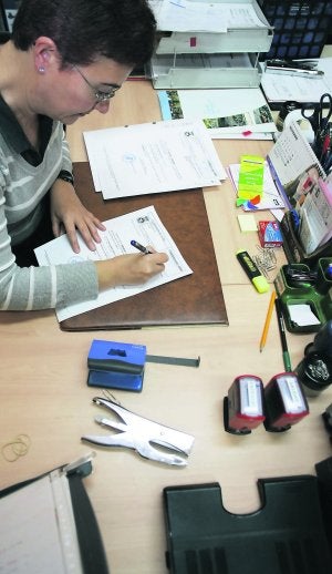 Una de las trabajadoras ultima un formulario del área. :: SERGIO LÓPEZ/
