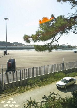 Un turismo pasa ante la explanada que hoy entra en servicio. ::
MARIETA/