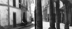 A la izquierda, el histórico Hospital de Peregrinos de la calle Rivero. Frontalmente medía (edificio y paredón de huerta) cerca de 50 metros (foto de 'Avilés en el pasado', de Nardo Villaboy)./