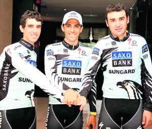 Contador, flanqueado por el gijonés Dani Navarro, a la izquierda, y el mierense Benjamín Noval. ::
J. V./